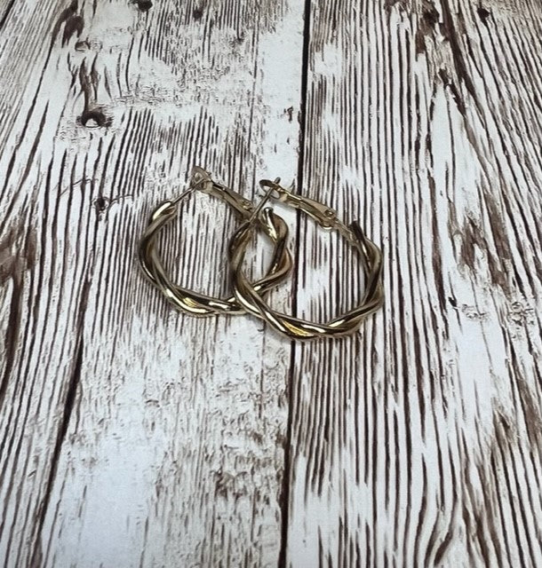 Medium Thick Twist Hoops w Snap Backs